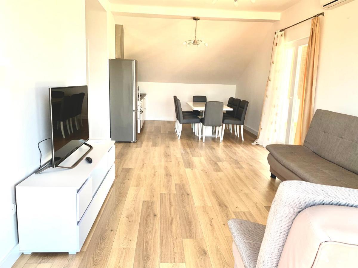 Comfort & Style 2nd Floor Apartment
